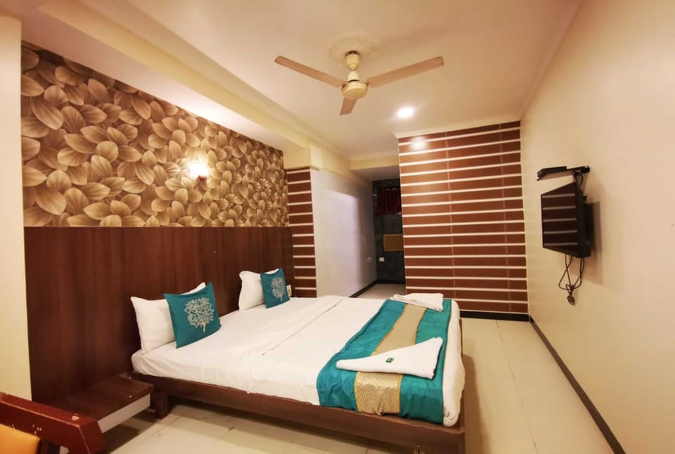 Suite | In-room safe, desk, blackout drapes, soundproofing
