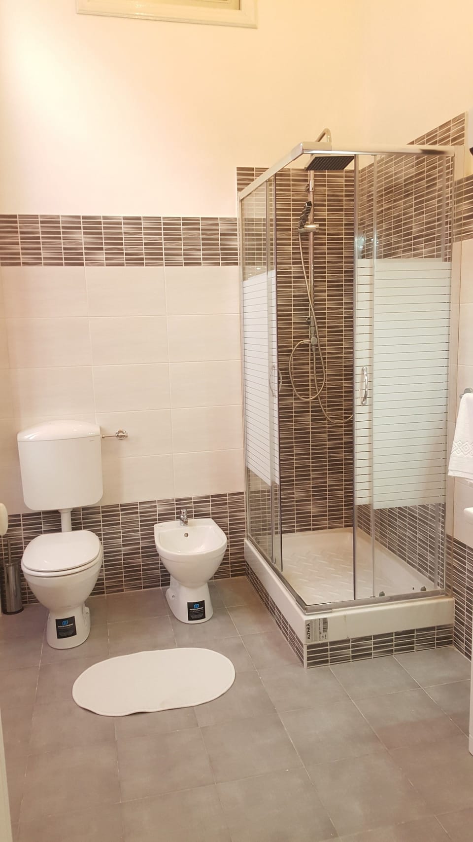 Shower, deep soaking tub, rainfall showerhead, free toiletries