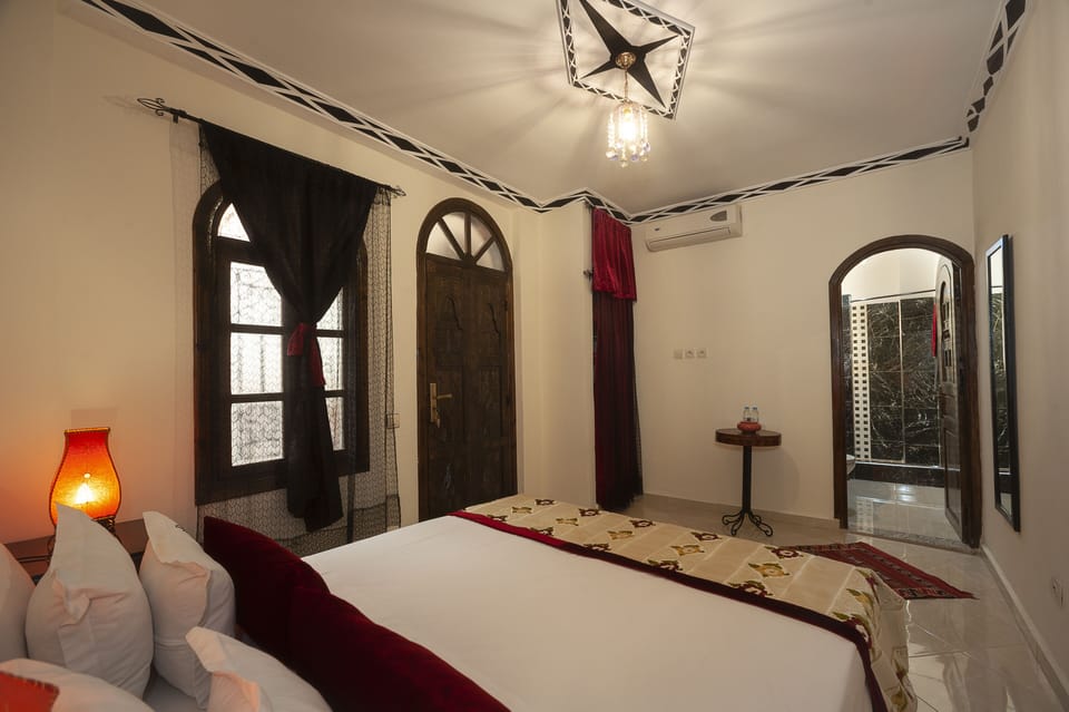 Room Jeudi | Premium bedding, pillowtop beds, in-room safe, soundproofing