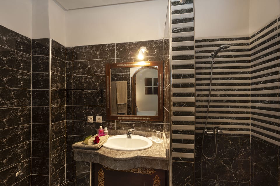 Suite Vendredi | Bathroom | Shower, free toiletries, hair dryer, towels
