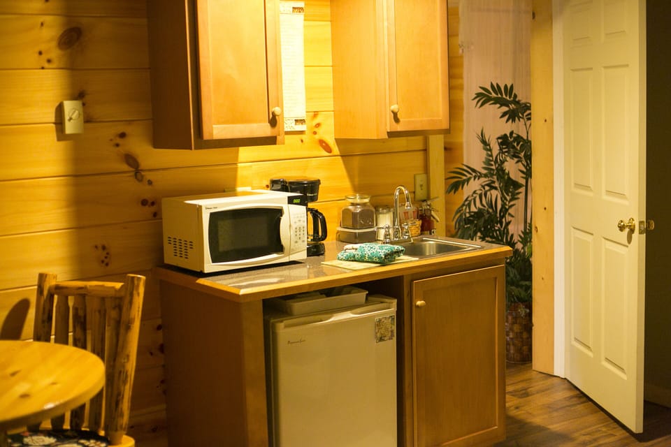 Premium Suite, 1 King Bed, Fireplace | In-room dining