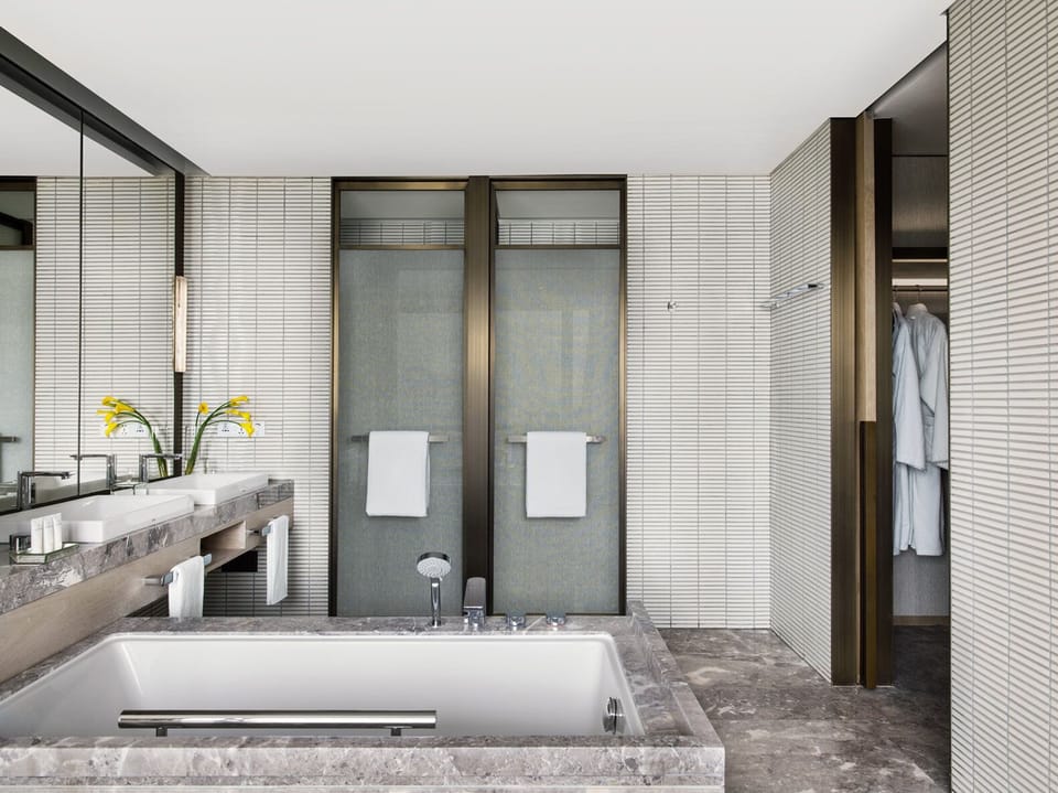 Club Executive Suite | Bathroom | Separate tub and shower, rainfall showerhead, free toiletries