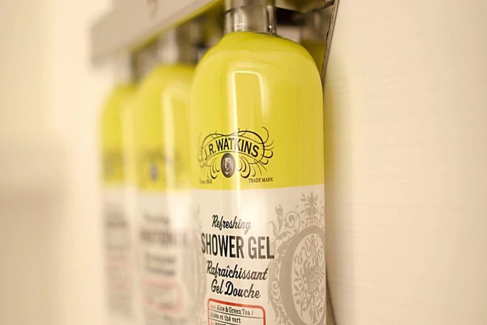 Combined shower/tub, free toiletries, hair dryer, towels