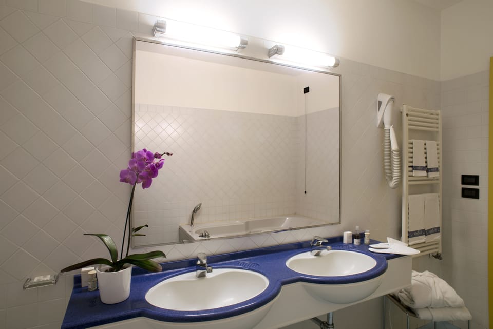 Junior Suite, 1 Bedroom, Hot Tub, City View | Bathroom sink