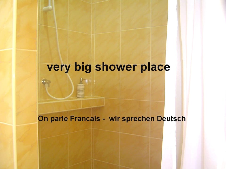 Bungalow Twin Bedroom | Bathroom | Shower, free toiletries, towels