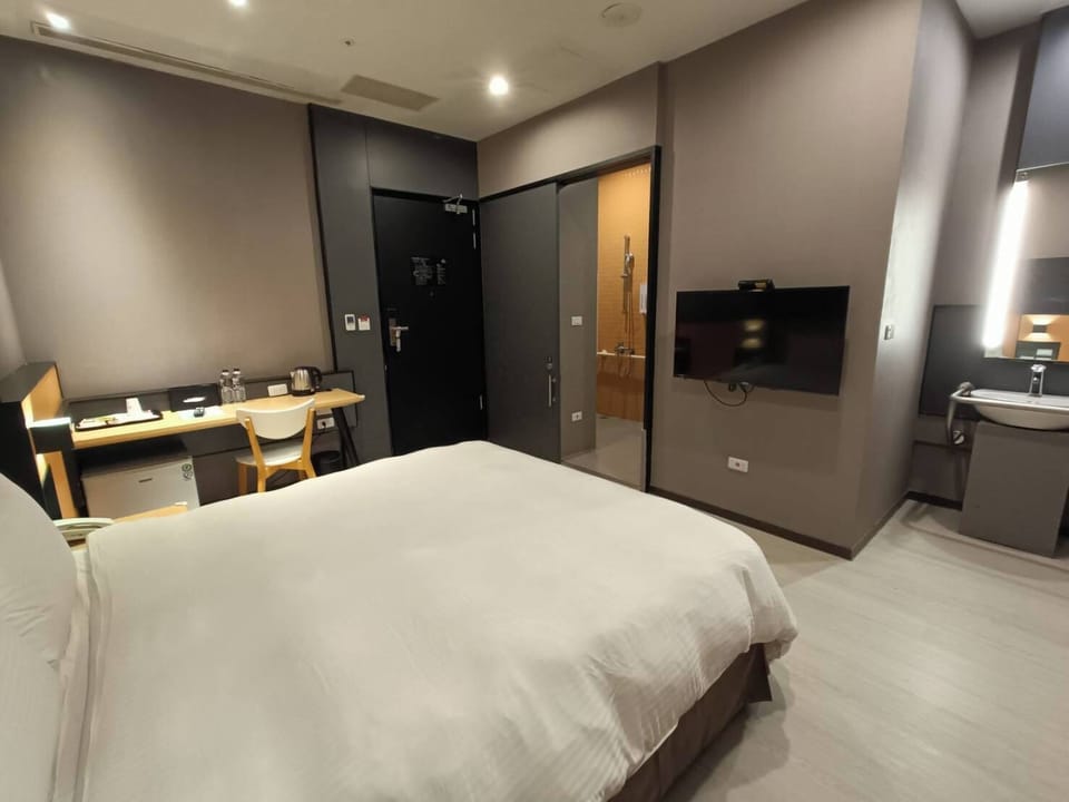Standard Double Room | Desk, soundproofing, WiFi (free), bed sheets