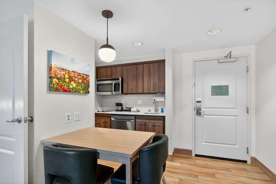 Full-size fridge, microwave, stovetop, dishwasher