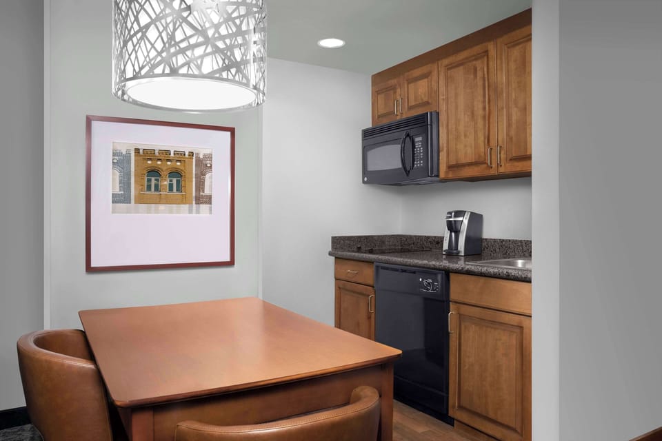 Full-size fridge, microwave, stovetop, dishwasher
