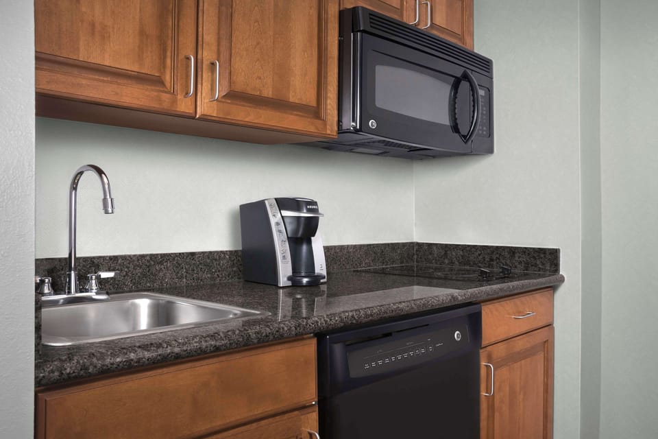 Full-size fridge, microwave, stovetop, dishwasher