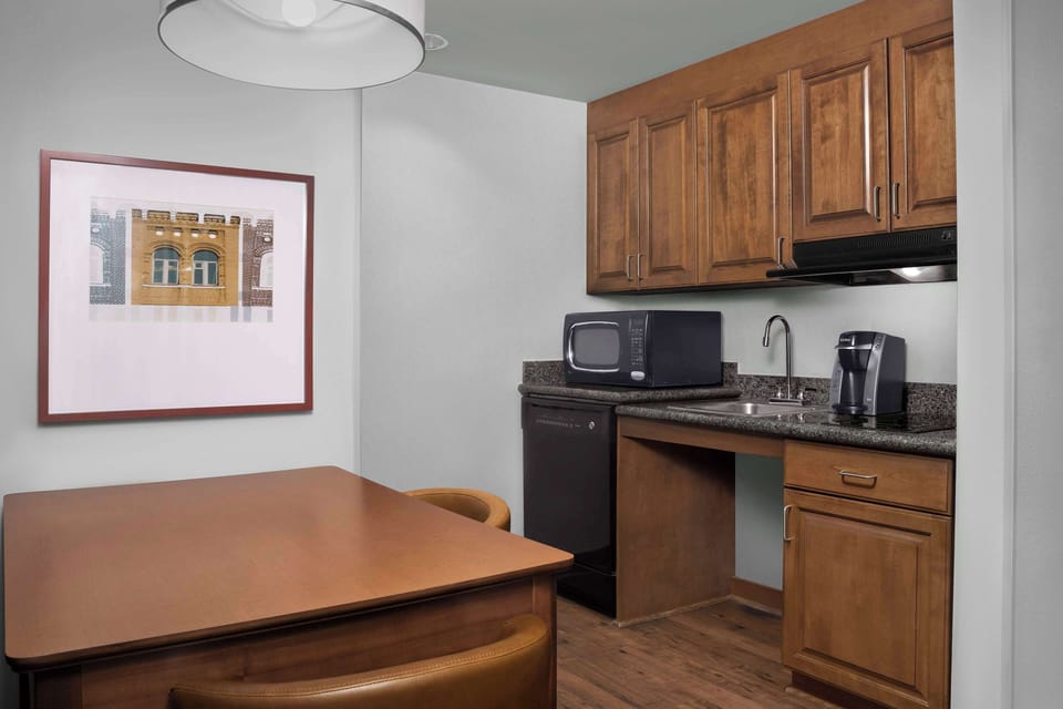 Full-size fridge, microwave, stovetop, dishwasher