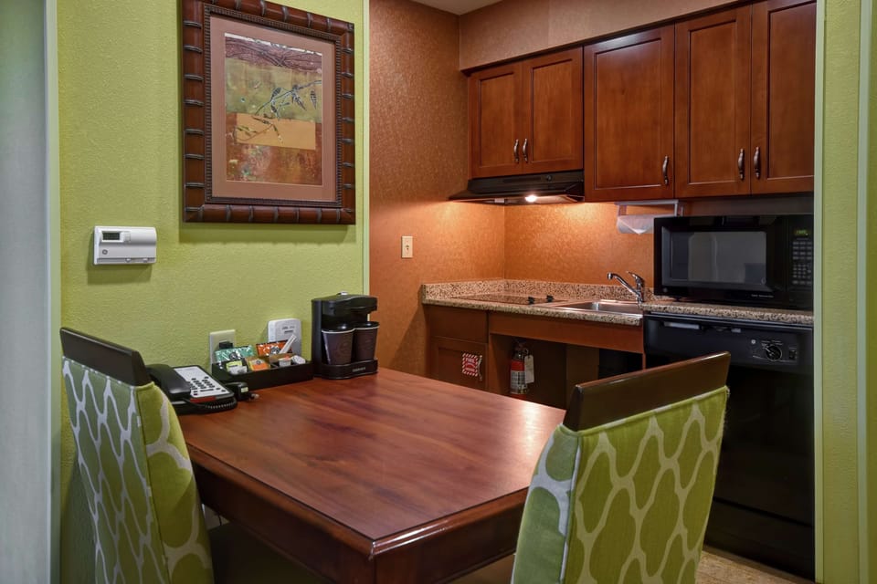 Full-size fridge, microwave, stovetop, dishwasher