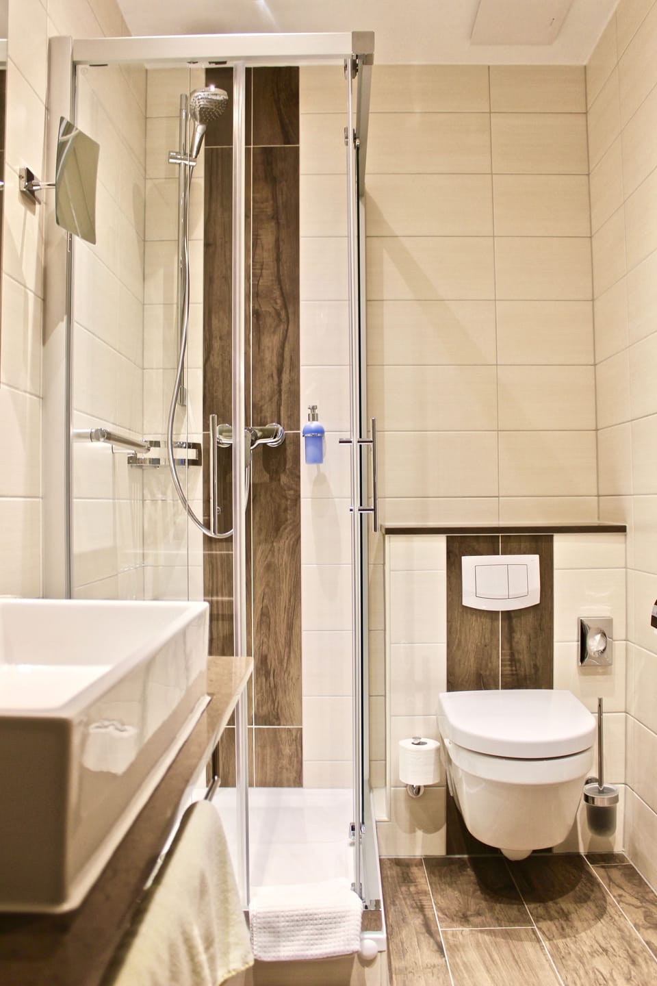Comfort Double Room, Non Smoking | Bathroom | Shower, free toiletries, hair dryer, towels