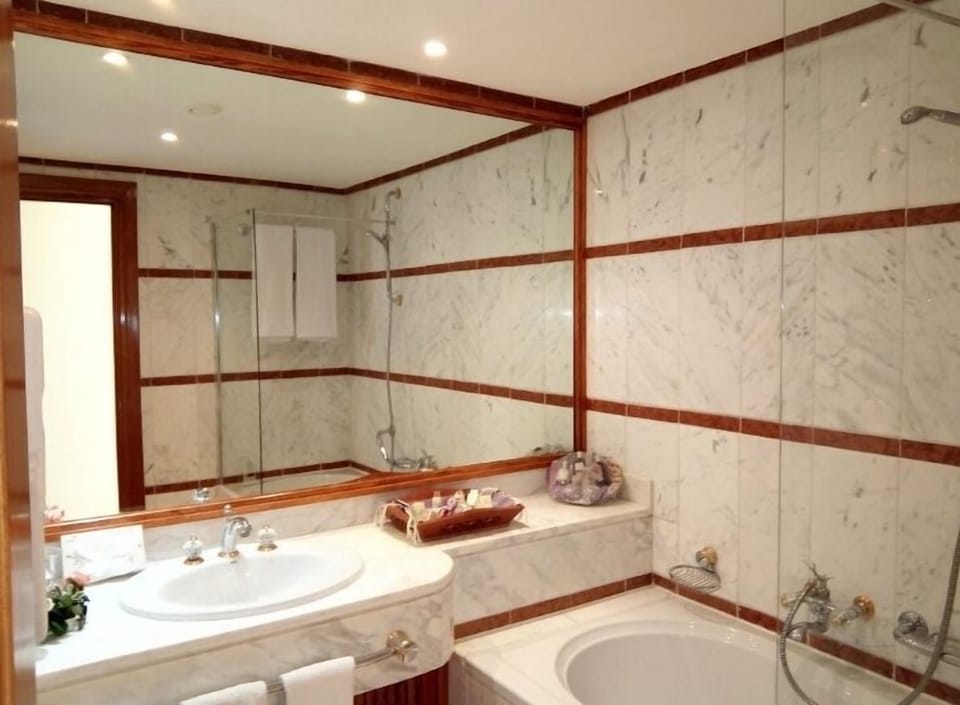 Presidential Suite, Hot Tub (SP-DE Luxe) | Bathroom | Hair dryer, towels
