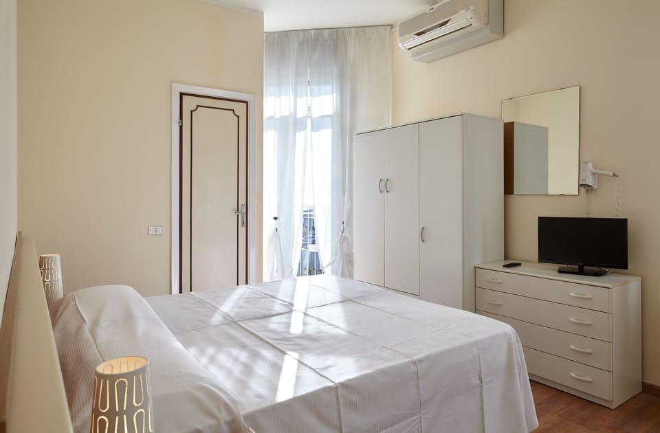 Double Room | In-room safe, desk, free cribs/infant beds, rollaway beds