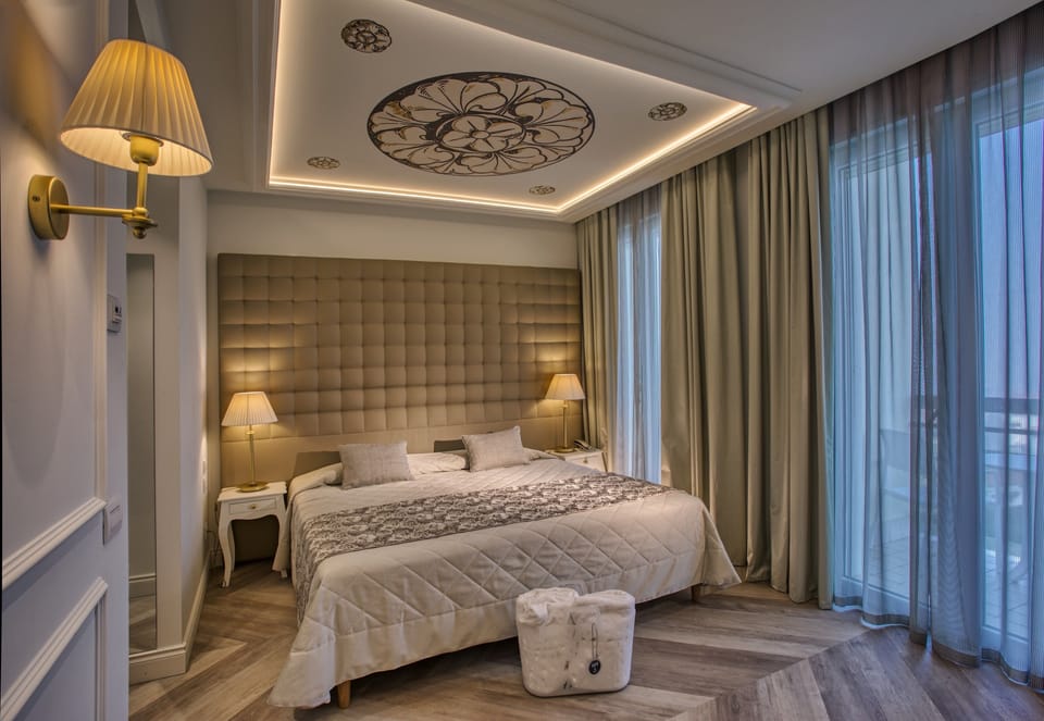 Deluxe Double or Twin Room | Hypo-allergenic bedding, minibar, in-room safe, desk
