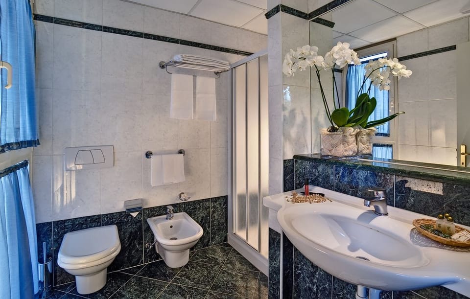 Comfort Double or Twin Room | Bathroom | Free toiletries, hair dryer, bathrobes, slippers