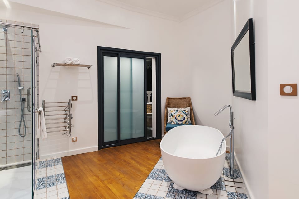 Junior Suite | Bathroom | Free toiletries, hair dryer, towels