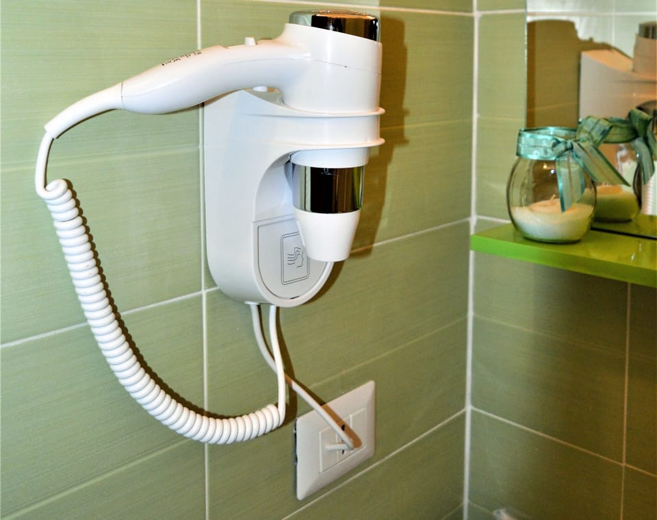 Standard Double Room, 1 Bedroom, Ensuite | Bathroom amenities | Free toiletries, hair dryer, bidet, towels