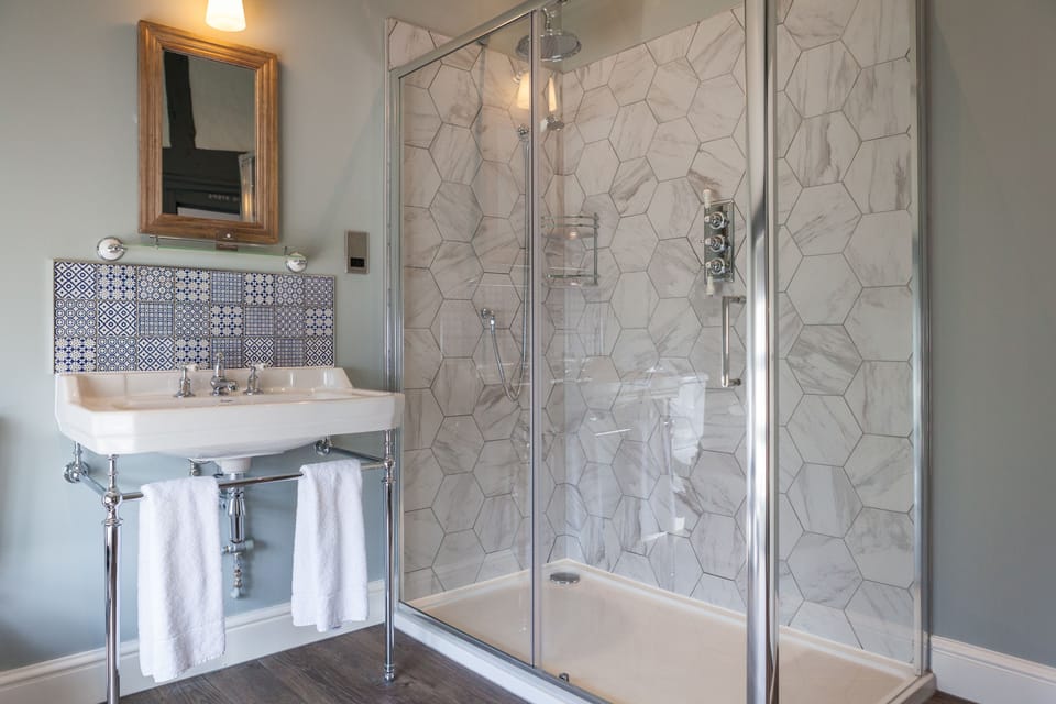 Combined shower/tub, free toiletries, hair dryer, towels