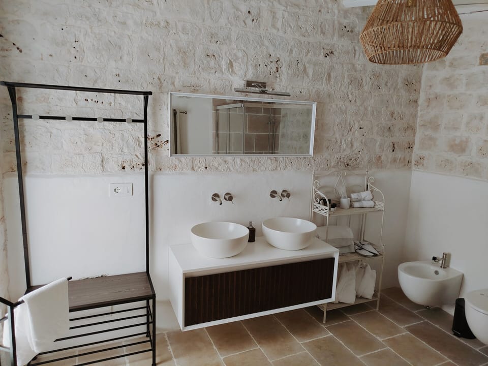 Luxury Suite | Bathroom | Free toiletries, hair dryer, slippers, towels