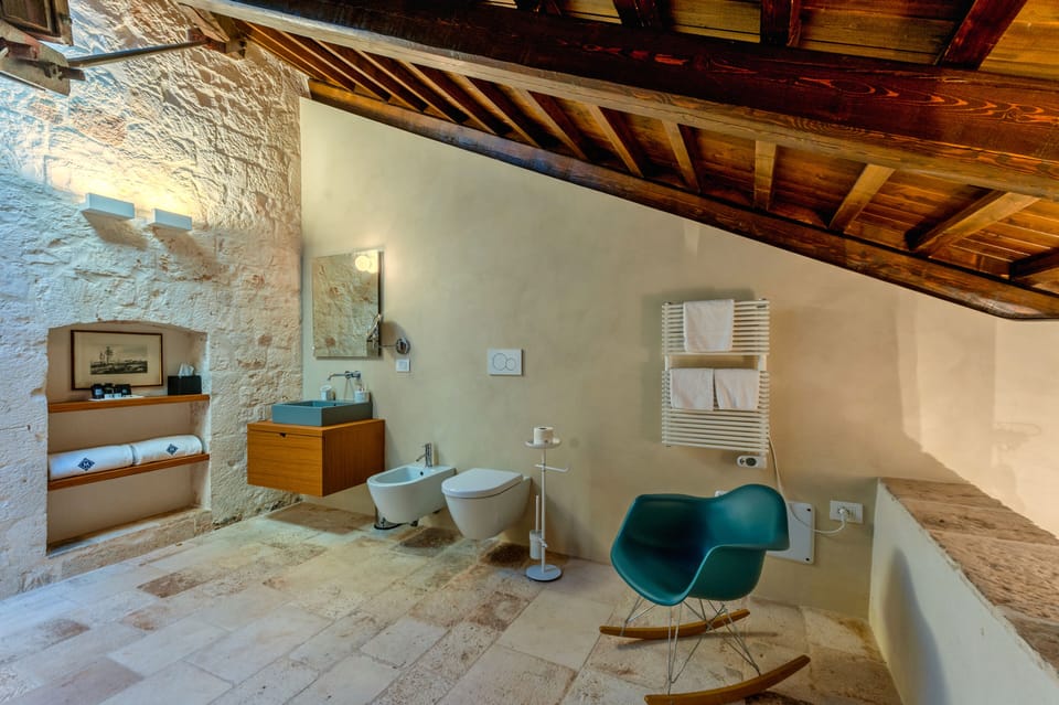Luxury Suite, Terrace (con Terrazzo Belvedere) | Bathroom | Free toiletries, hair dryer, slippers, towels