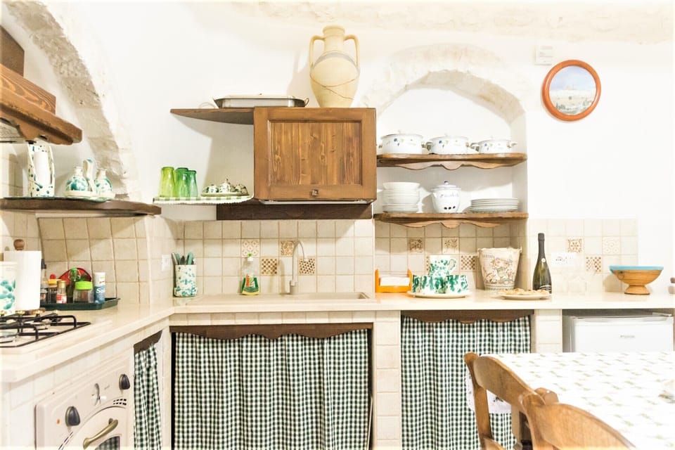 Family Room (Il fico) | Private kitchen | Full-size fridge, stovetop, espresso maker, coffee/tea maker