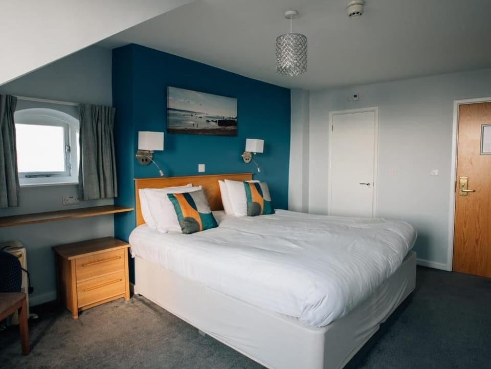 Deluxe Double Room | Hypo-allergenic bedding, desk, laptop workspace, blackout drapes