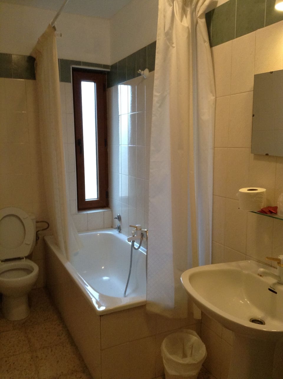 Family Double Room | Bathroom | Free toiletries, hair dryer, towels