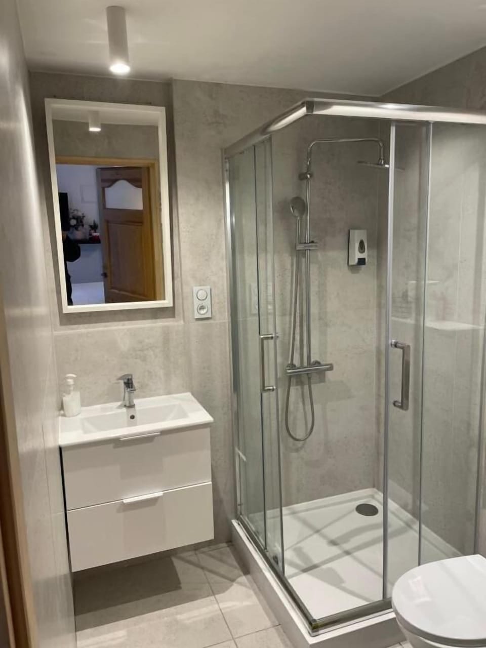 Shower, free toiletries, hair dryer, towels