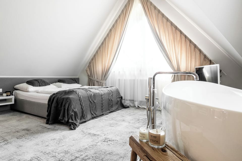 Deluxe Studio Suite, 1 Bedroom, Bathtub | Individually decorated, individually furnished, soundproofing, free WiFi