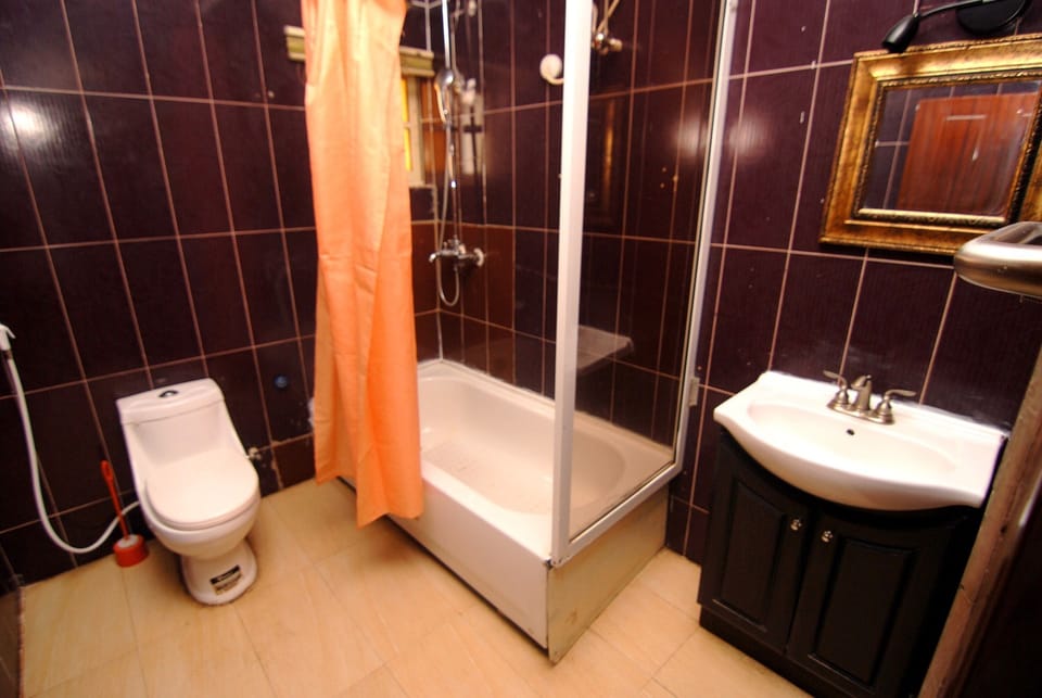 Deep soaking tub, rainfall showerhead, free toiletries, towels