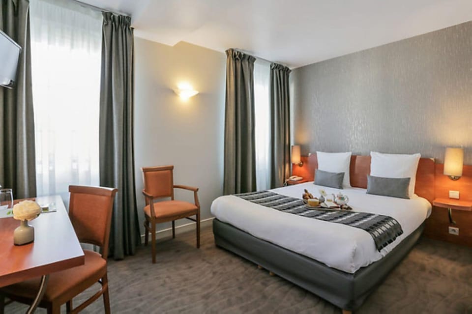 Superior Double Room | Desk, laptop workspace, blackout drapes, soundproofing