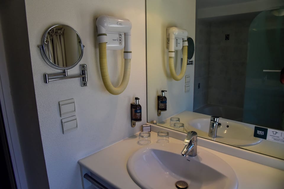 Comfort Double Room | Bathroom | Free toiletries, hair dryer, towels, soap
