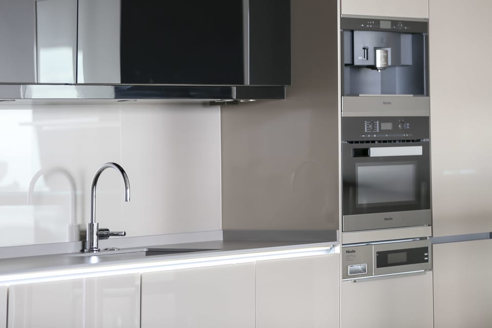 Full-size fridge, microwave, oven, stovetop