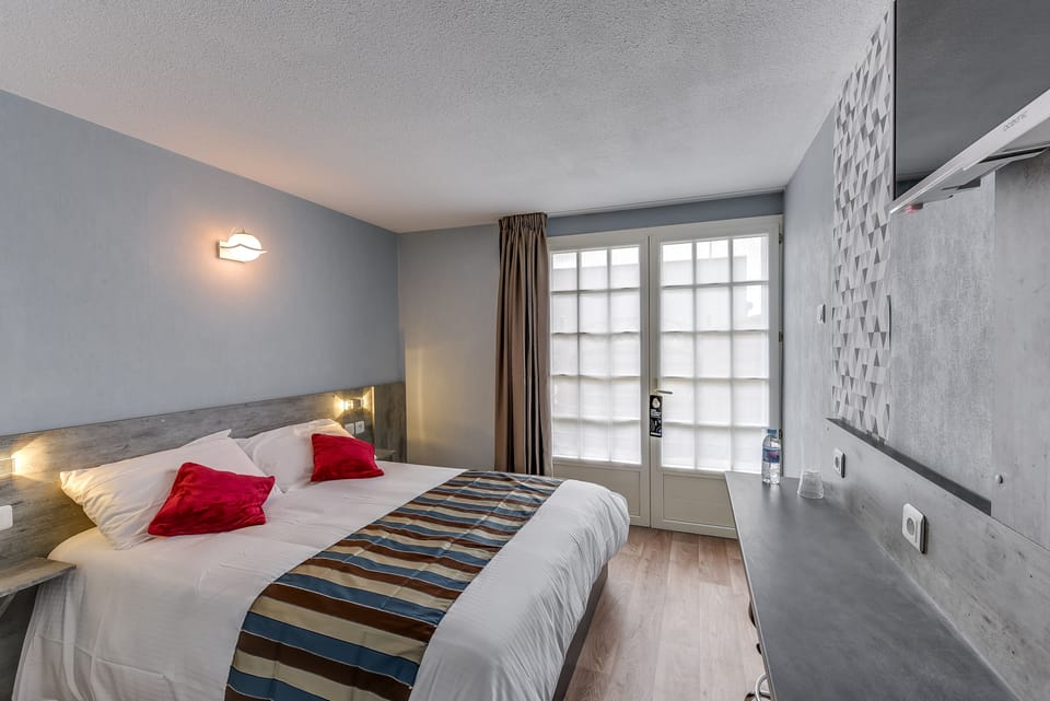Double Room | Premium bedding, memory foam beds, desk, soundproofing