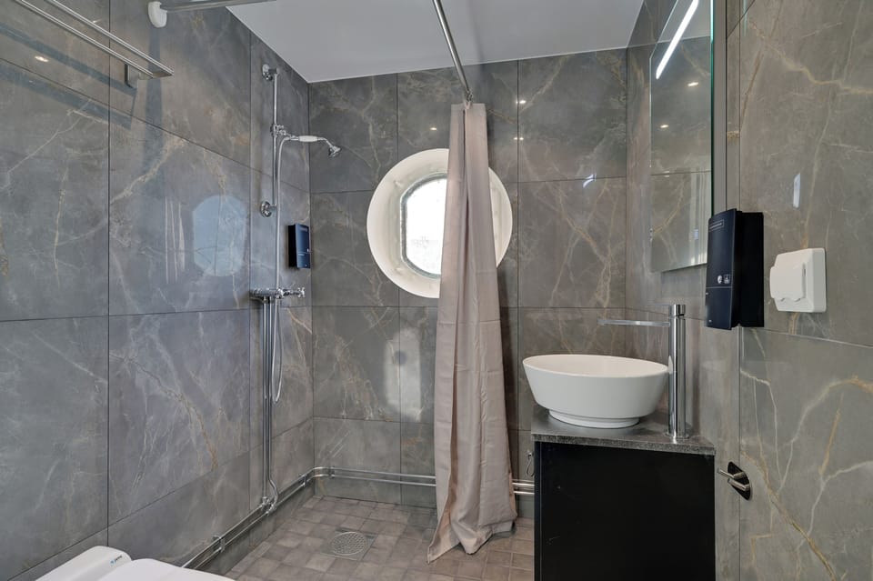 Family Cabin | Bathroom | Shower, hair dryer, towels