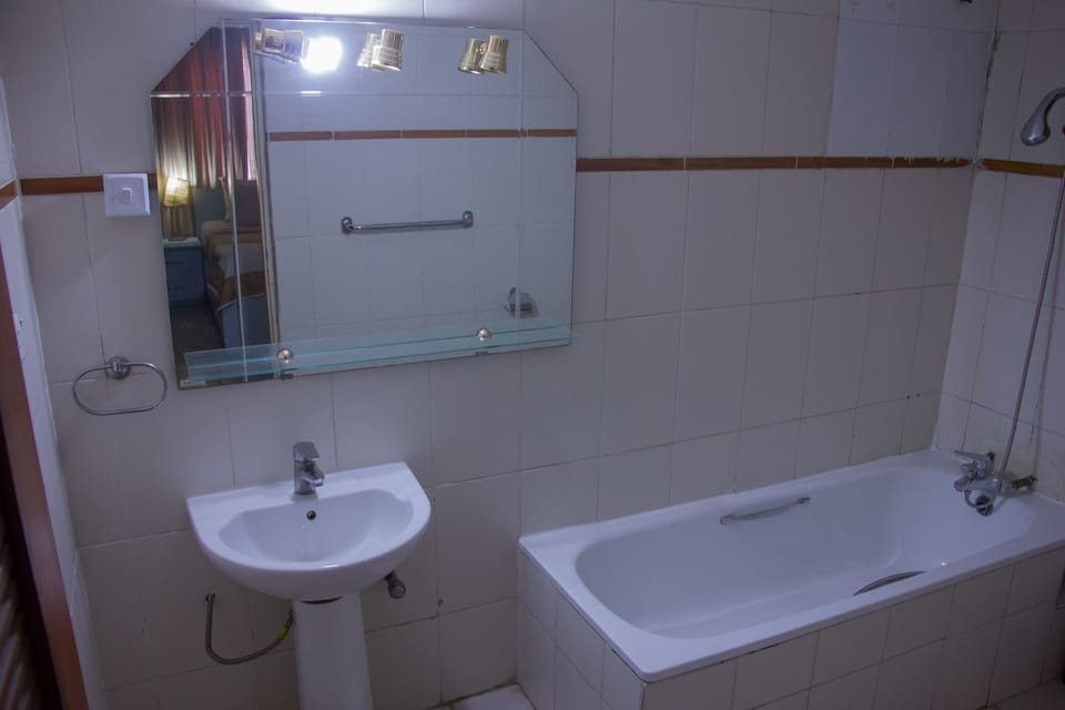 Executive Double Room, 1 King Bed | Bathroom | Free toiletries, towels