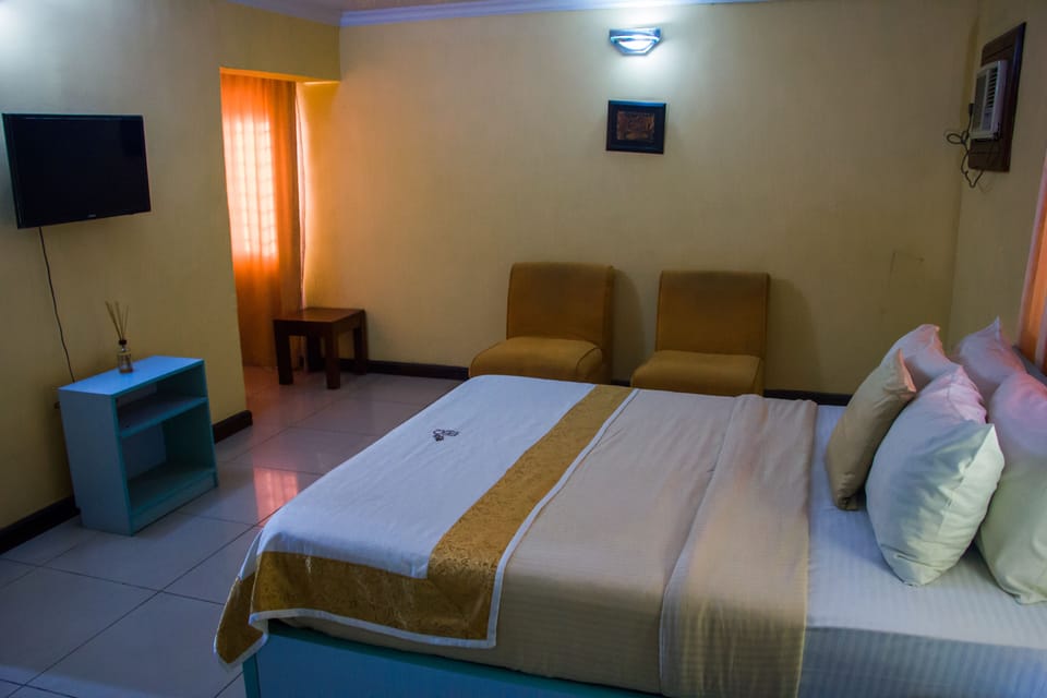 Executive Double Room, 1 King Bed | Desk, free WiFi