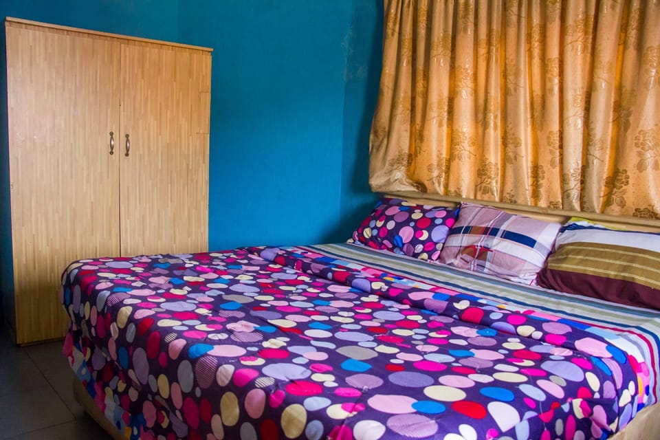 Royal Suite | Desk, bed sheets