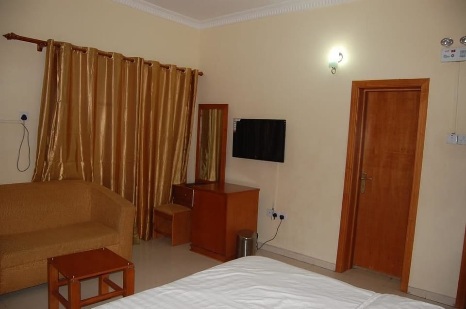 Business Room | In-room safe, individually decorated, individually furnished, desk