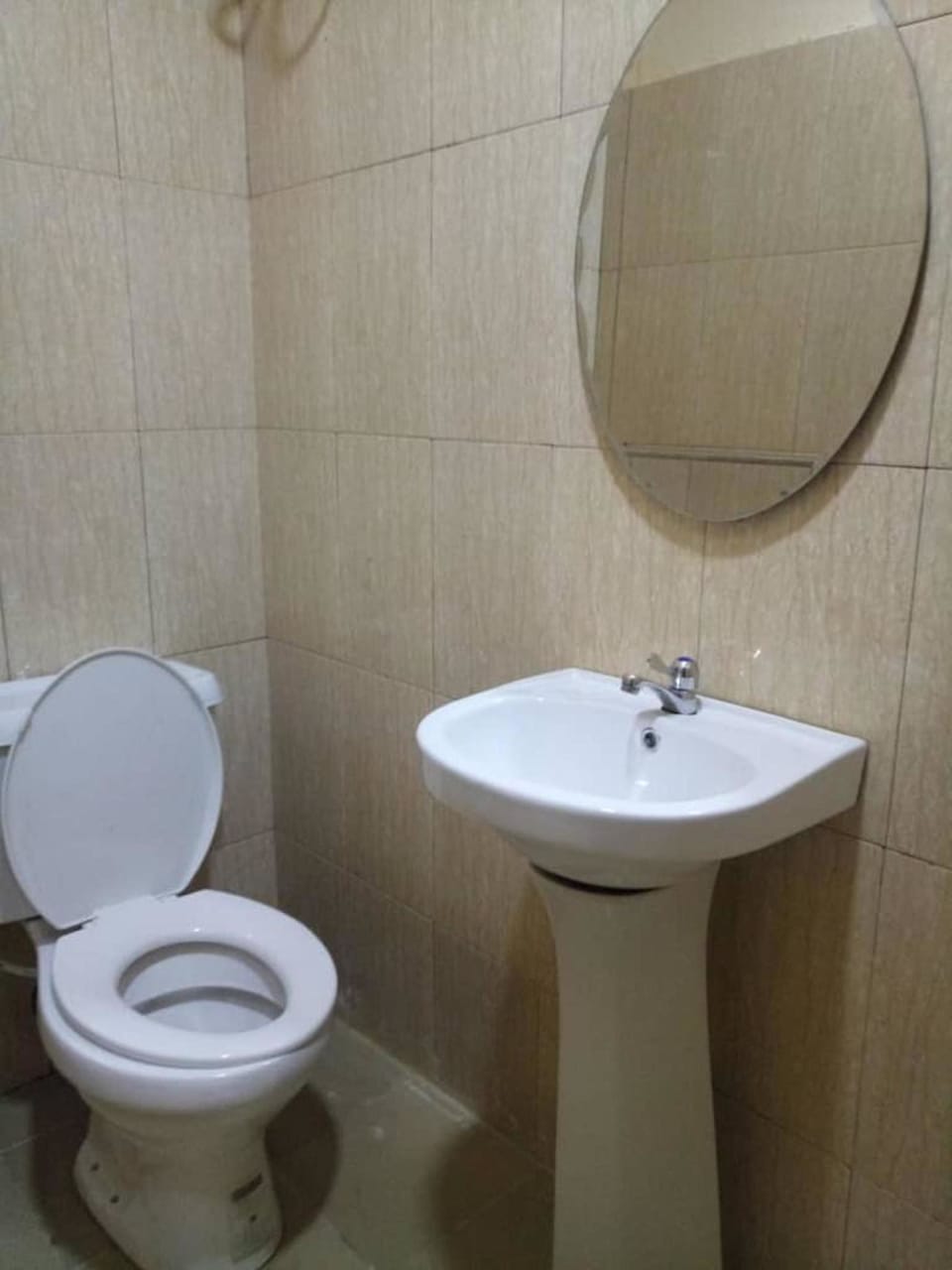 Combined shower/tub, towels, toilet paper