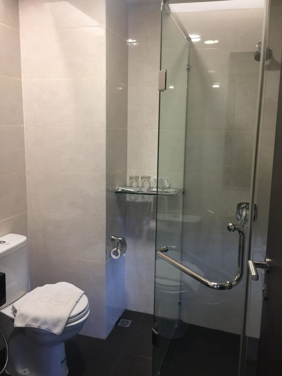 Shower, rainfall showerhead, free toiletries, slippers