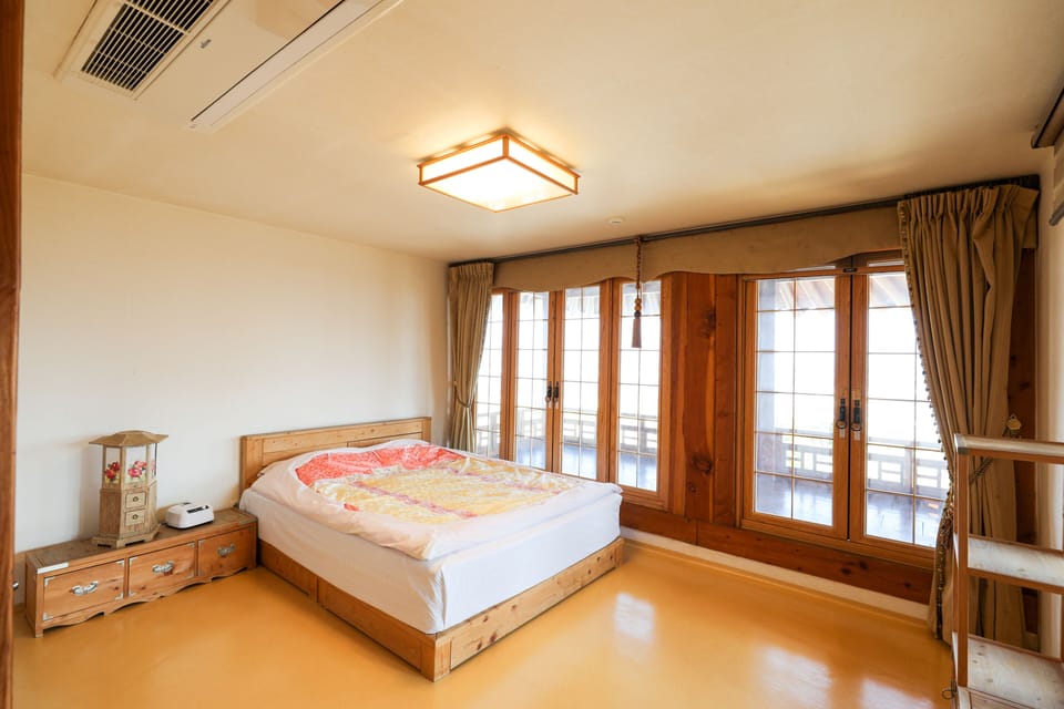 Deluxe Room, Corner | Blackout drapes, free WiFi