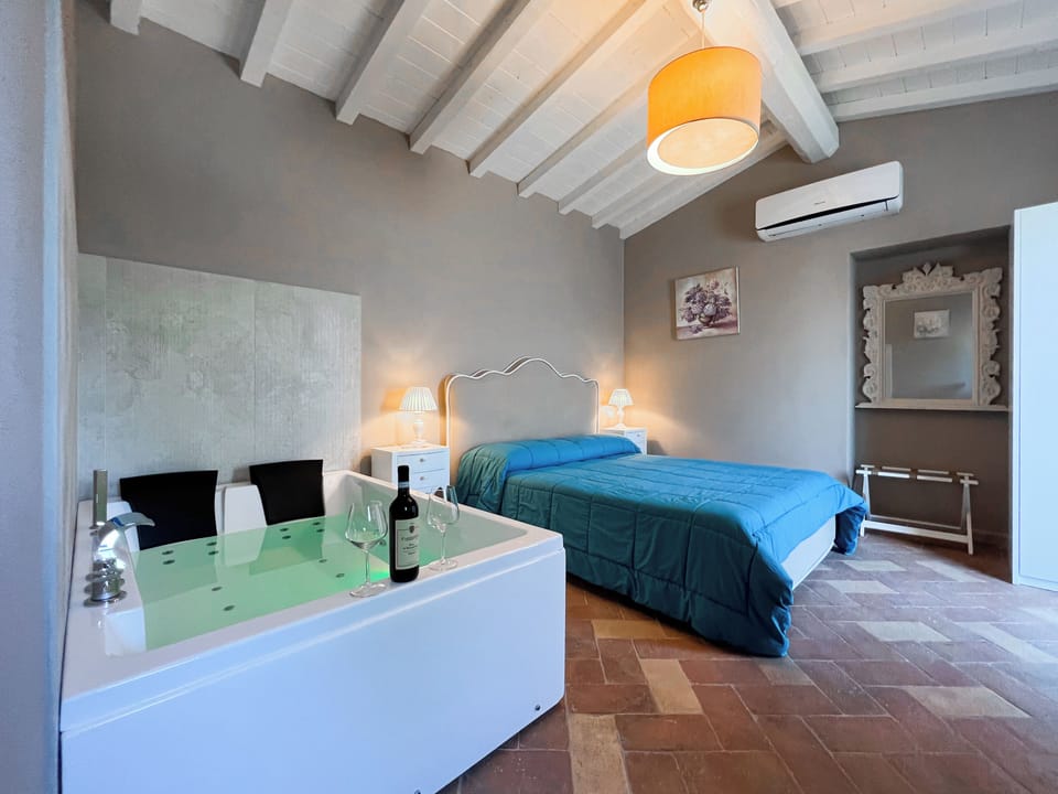 Camera delux con Jacuzzi | Minibar, in-room safe, desk, soundproofing