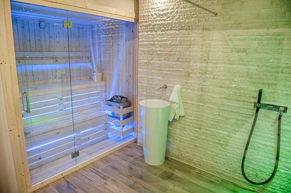 Sauna, hot tub, steam room