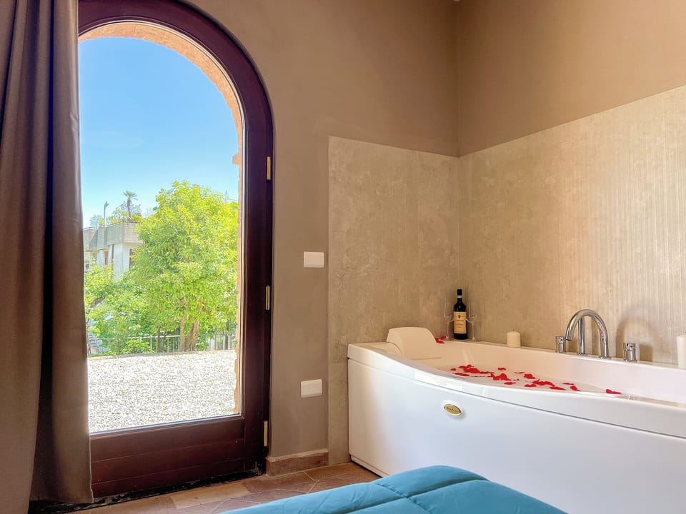 Deluxe Room | Minibar, in-room safe, desk, soundproofing