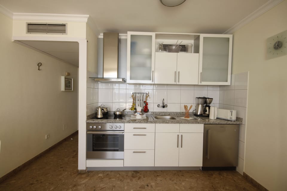 Panoramic Apartment, 1 Bedroom, Non Smoking, Beachside | Private kitchen | Fridge, microwave, oven, stovetop