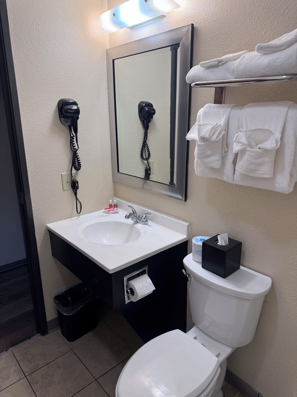 Combined shower/tub, spring water tub, free toiletries, hair dryer
