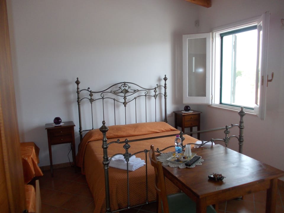 Standard Quadruple Room | Desk, soundproofing, bed sheets