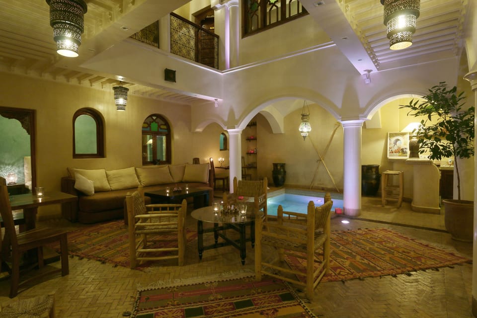 2 bars/lounges